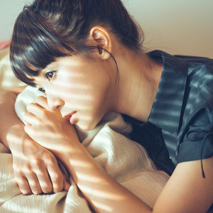 在楼道里做爽翻H男男
